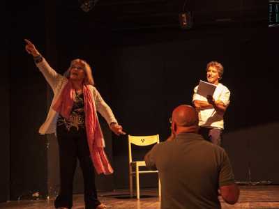 Sul palco alcuni attori stanno facendo le prove del prossimo spettacolo, �L�importanza di chiamarsi Ernest� di Oscar Wilde...